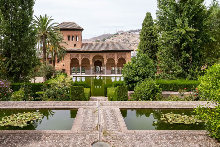 In der imposanten Palaststadt Alhambra findet man Gärten, Paläste und Fundamente früherer Gebäude wie Werkstätten und Wohnquartieren, Spanien