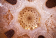 Kunstvoll verzierte Decke in der Alhambra - typische Elemente der andalusischen Architektur, Granada, Spanien - © silky / Shutterstock