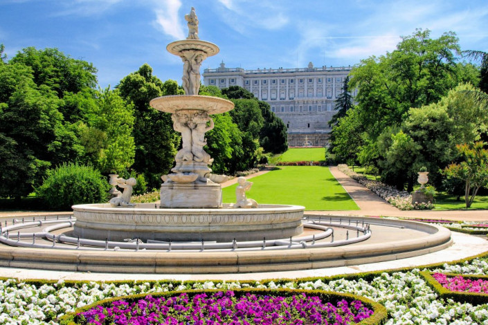 Den Besuch des Palacio Real in Madrid, Spanien kann man mit einem Spaziergang durch die wunderschöne, weitläufige Gartenanlage noch sehr gut ausklingen lassen