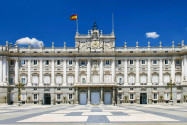 Der Palacio Real im Zentrum Madrids wurde im 18. Jahrhundert als Wohnsitz für die königliche Familie errichtet, Spanien - © Matej Kastelic / Shutterstock