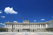 Der Palacio Real im Zentrum Madrids wurde im 18. Jahrhundert als Wohnsitz für die königliche Familie errichtet, Spanien - © Matej Kastelic / Shutterstock