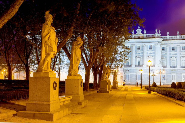 Die Figuren westgotischer Könige sollten ursprünglich auf dem Gesims des Palacio Real stehen, aufgrund ihres Gewichtes sind sie jedoch am Plaza de Oriente zu finden, Madrid, Spanien