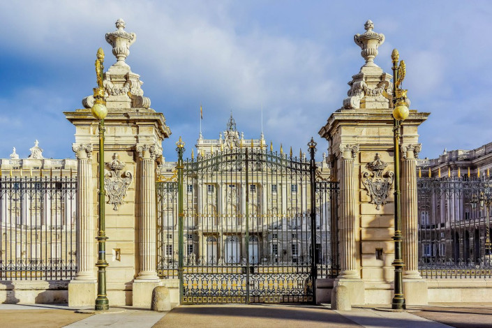 Hinter diesem eindrucksvollen Portal verbirgt sich der monumentale Palacio Real, einst Sitz der spanischen Könige in Madrid, Spanien