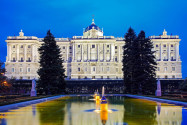 In seinem Inneren birgt der Palacio Real über 3.000 Räume und Säle, von denen allerdings nur ein kleiner Teil besichtigt werden kann, Madrid, Spanien - © Renata Sedmakova / Shutterstock
