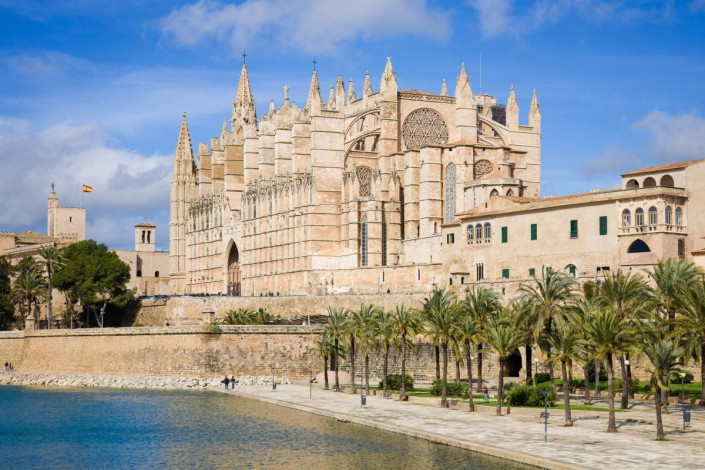 Blick auf die imposante Kathedrale La Seu (katalanisch für „Bischofssitz“) in Palma, der Hauptstadt der spanischen Mittelmeerinsel Mallorca, Spanien