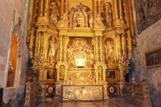 Das Altarbild der Seitenkapelle Corpus Christi aus dem 17. Jahrhundert in der Kathedrale von Palma de Mallorca, Spanien, wird als herausragendes Werk des Barock bezeichnet