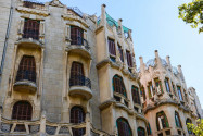 Die außergewöhnlich geformten Modernisme-Fassaden der Edifici Casasayas in der Unterstadt von Palma de Mallorca fallen sofort ins Auge, Spanien - © James Camel / franks-travelbox