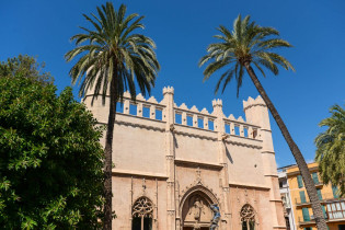Die Llotja (Börse) von Palma de Mallorca erinnert stark an die prächtige Catedral La Seu, Spanien