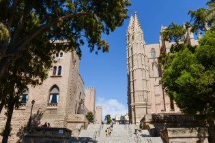 Die malerische Altstadt von Palma de Mallorca ist eine vereinnahmende Mischung aus spanisch-katalanischer und arabischer Architektur, Spanien