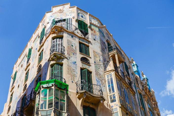 Die prachtvoll geschmückten Fassaden von L’Aguila und Can Rei in Palma de Mallorca stammen aus dem Jahr 1909, Spanien