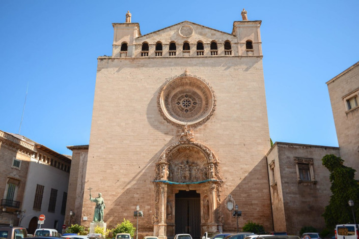 Neben der Kathedrale La Seu ist die beeindruckende Basilica Sant Francesc in Palma die wichtigste Kirche Mallorcas, Spanien