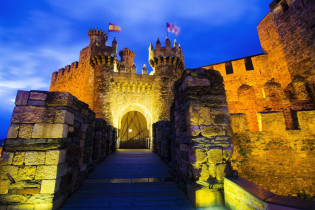 Eine Zugbrücke führt über den Wassergraben bis zum imposanten Eingangstor des Castillo de Ponferrada in Spanien