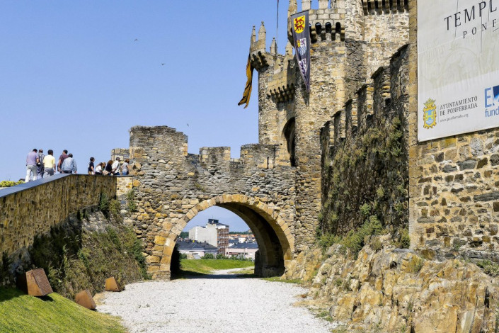 Von 1178 bis 1198 und von 1211 bis 1307 war das Castillo de Ponferrada im Besitz des Templerordens und ist heute noch als Templerburg bekannt, Spanien