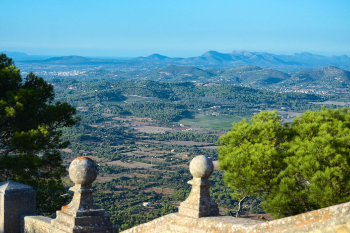 Prachtvoller Ausblick vom Kloster Sant Salvador über die grünen Hügel Mallorcas, Spanien
