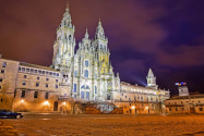 Die prachtvolle Kathedrale von Santiago de Compostela markiert für viele Pilger das Ende einer langen Reise - des Jakobswegs, Spanien - © FCG / Shutterstock