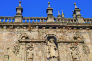 Die Ursprünge der berühmten Kathedrale von Santiago de Compostela gehen auf das 1. Jahrhundert nach Christus zurück, Spanien - © DyziO / Shutterstock