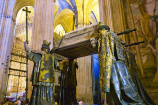Der von vier Herolden gestützte Sarg des berühmten Seefahrers Christoph Kolumbus befindet sich in der Kathedrale Santa Maria de la Sede in Sevilla, Spanien
