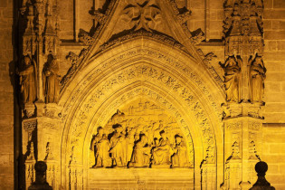 Detail der Puerta de Palos an der Kathedrale Santa Maria de la Sede in Sevilla, Spanien