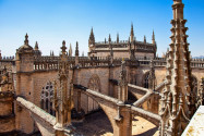 Die Kathedrale Santa Maria de la Sede wurde 1401 errichtet und nach 120 Jahren Bauzeit fertiggestellt, Sevilla, Spanien - © Aleksandar Todorovic / Shutterstock