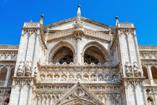 Fassade über dem Hauptportal, der Puerta del Perdón der Kathedrale von Toledo, Spanien