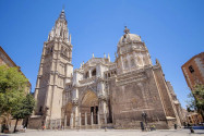 Im Jahr 1227 begann man mit dem Bau der Kathedrale von Toledo in Spanien, die Mariä Himmelfahrt gewidmet sein sollte - © Eric2x / Shutterstock