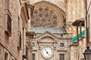 Puerta del reloj (Uhrentor) an der Kathedrale von Toledo, Spanien - © Botond Horvath / Shutterstock