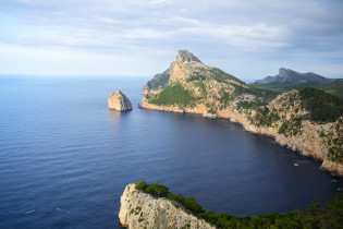 Über die Küstenstadt Port de Pollença kommt man auf die verschlungene, 20km lange Straße, auf der das Cap de Formentor erkundet werden kann, Mallorca, Spanien