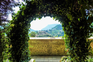 Blick vom Museum in Valldemossa über die grünen Hügel der Serra de Tramuntana auf Mallorca, Spanien