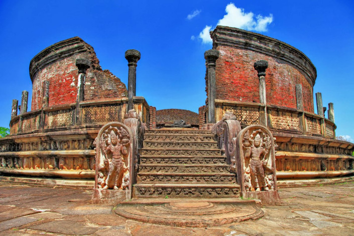 Der am besten erhaltene Tempel ist der 1196 fertiggestellte Vatadage, jener Rundtempel, in der zu Hauptstadtzeiten Polonnaruwas der Zahn Buddhas aufbewahrt wurde