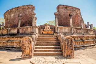 Eingang zum Rundtempel Vatadage in der antiken Ruinenstadt Polonnaruwa in Sri Lanka