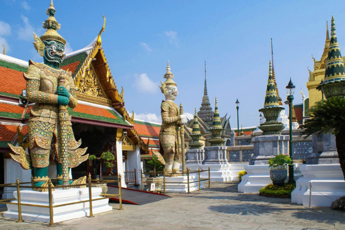 Im Tempelgelände des Königspalastes in Bangkok sind überall Statuen, Figuren und Abbildungen von mythischen Wesen zu sehen, Thailand