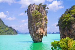 Der Ao Phang Nga Nationalpark im Süden Thailands ist mit den spektakulären Felseninseln eine der schönsten Landschaften, die Thailand zu bieten hat