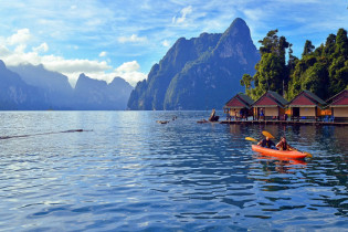 Der Chiao Lan See im Khao Sok Nationalpark in Thailand ist mit einer Fläche von 160km2 doppelt so groß wie der Chiemsee
