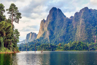 Der idyllische Chiao Lan See im Khao Sok Nationalpark in Thailand entstand erst nach dem Bau eines Staudamms