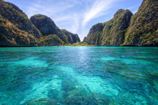 Die Phi Phi Inseln im Süden Thailands können mit paradiesischen Stränden und atemberaubenden Korallengärten unter glasklarem Wasser aufwarten