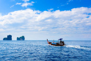 Die Phi Phi Inseln in der Andamanensee im Süden Thailands sind jeweils etwa 40km von den bekannten Touristendestinationen Phuket und Krabi entfernt, Thailand - © Alexandr Vlassyuk / Fotolia