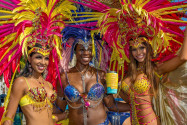 Der Karneval von Trinidad und Tobago kann in punkto Kostümen, Musik und Spektakel locker mit Rio mithalten  - © John de la Bastide / Shutterstock
