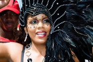 Die Damenwelt von Trinidad und Tobago spart teilweise jahrelang auf ihr spektakuläres Kostüm für den Karneval - © Blacqbook / Shutterstock
