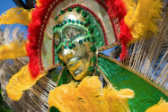 Kunstvolle Maske beim Karneval von Trinidad und Tobago - © Blacqbook / Shutterstock