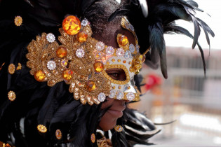 Prächtige Maske mit aufwändigem Kopfschmuck beim Karneval von Trinidad und Tobago