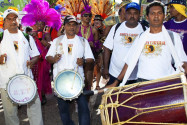 So genannte „Steelbands“ kämpfen beim Karneval von Trinidad und Tobago um den Titel „Band of the year“ - © John de la Bastide / Shutterstock