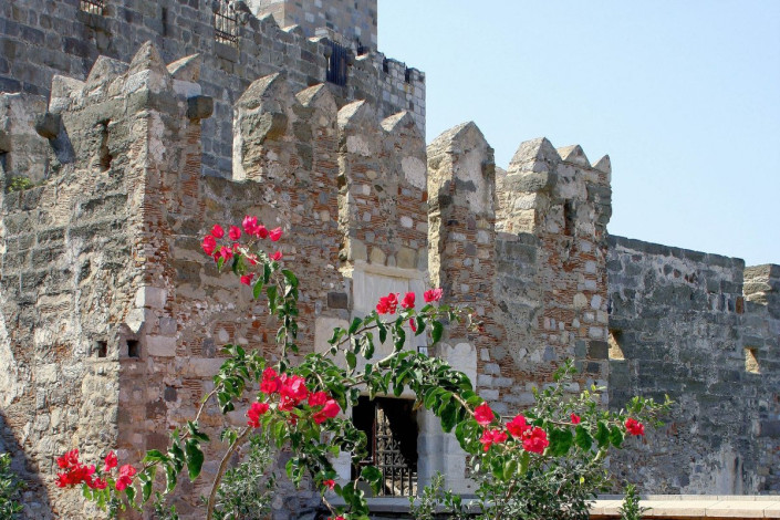 An die 250 Ritterwappen in den Mauern des St. Peter Kastells zeugen von der früheren Ritterherrlichkeit der Burg in der Hafenstadt Bodrum, Türkei