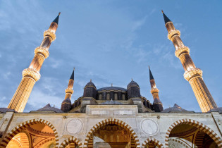 Der Meisterarchitekt Sinan leitete den Bau der Selimiye-Moschee in Edirne noch im hohen Alter von 80 Jahren und bezeichnete sie selbst als sein Meisterwerk, Türkei
