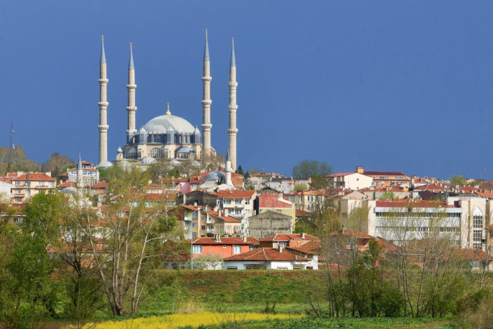 Die 71m hohen Minarette der Selimiye-Moschee überragen die Dächer von Edirne um ein Vielfaches, Türkei