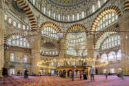 Die Verzierungen im Inneren der Selimiye-Moschee, sowie die marmone Kanzel zeugen von der unvergleichlichen Handwerskunst der Erbauer, Edirne, Türkei - © nexus 7 / Shutterstock