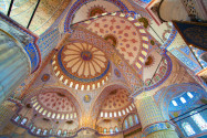 Die enorme Kuppel der Blauen Moschee in Istanbul ist 20m breit und 40m hoch und wird von 5m dicken Stützpfeilern gehalten, Istanbul, Türkei - © TTstudio / Shutterstock