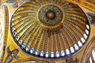 Die Hagia Sophia in Istanbul wurde aufgrund ihrer raffiniert konstruierten, scheinbar schwebenden Kuppel als achtes Weltwunder bezeichnet, Türkei - © Faraways / Shutterstock