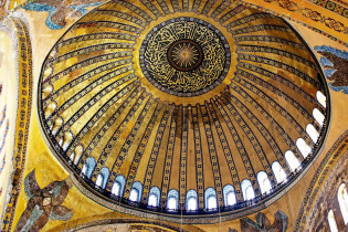 Die Hagia Sophia in Istanbul wurde aufgrund ihrer raffiniert konstruierten, scheinbar schwebenden Kuppel als achtes Weltwunder bezeichnet, Türkei