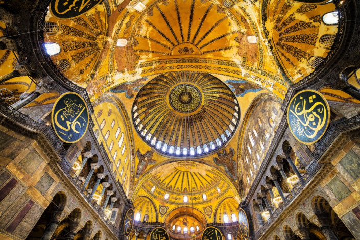 Die Hagia Sophia, übersetzt „Heilige Weisheit", wurde ursprünglich als römisch-katholische Kirche errichtet und auch als „Sophienkirche" bezeichnet, Istanbul, Türkei