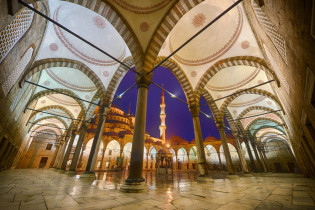 Die monumentale Sultan Ahmed Moschee in Istanbul, Türkei, beeindruckt nicht nur durch ihre Größe, sondern auch die Innenausstattung aus weißem Marmor und die Feinheit der Verzierungen